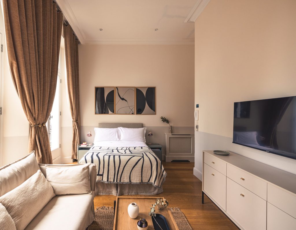 Serviced apartments Earl's Court — Deluxe Studio living space with modern int